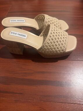 BNWOT Steve Madden Neutral Woven Cork Platform Mules